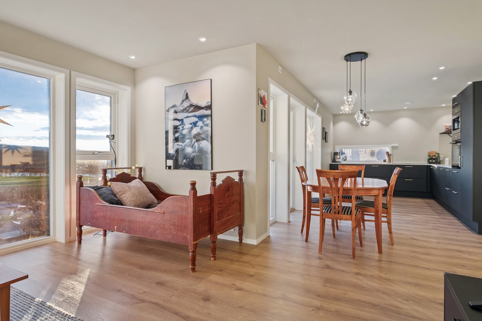 Moderne uttrykk ute som inne, med stramme linjer, god takhøyde og store vindusflate Galleribilde