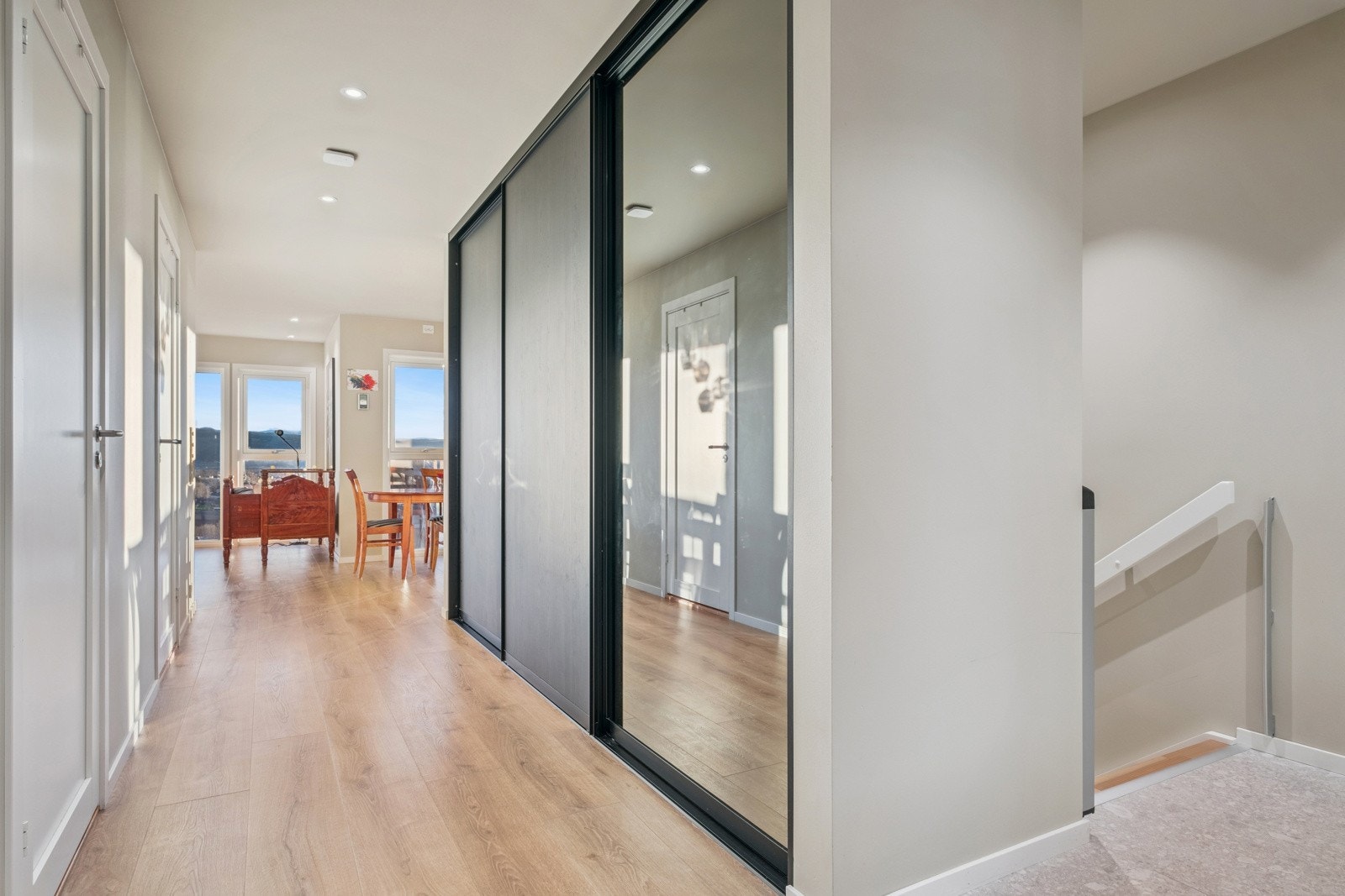 Gang med praktisk skyvedørsgarderobe i 1.etg. Galleribilde