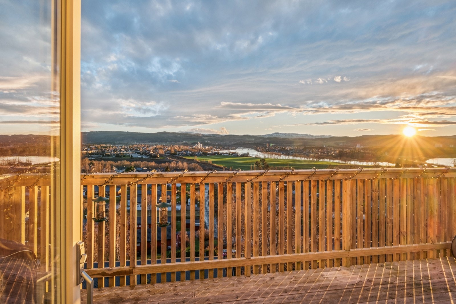 Stor og solrik balkong i 2.etg, samt terrasse på bakkeplan underetg. Galleribilde