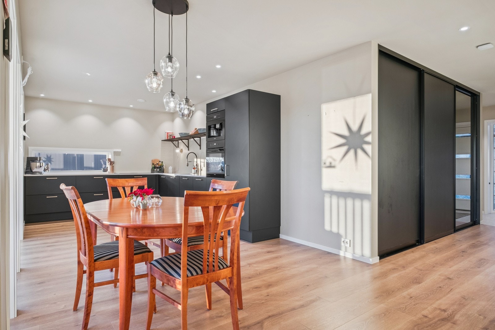 Oppgradert kjøkken med integrerte hvitevarer Galleribilde