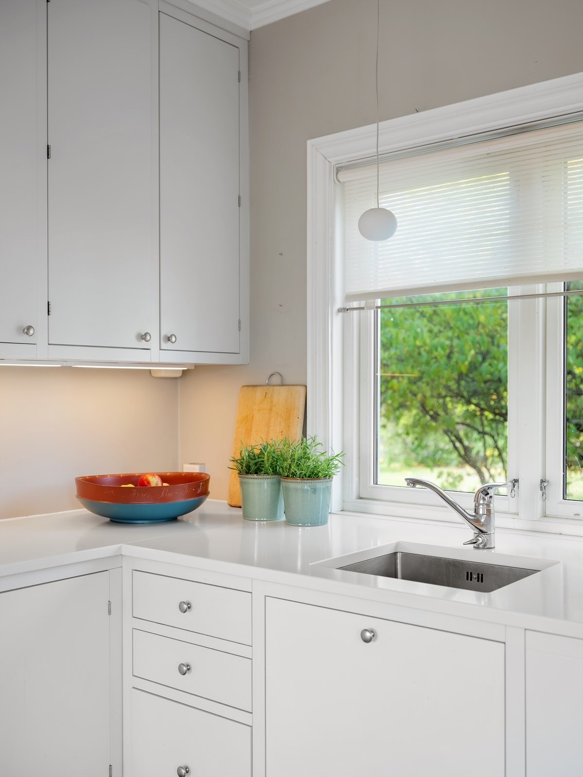 Kjøkkenet har integrerte hvitevarer som ovn, oppvaskmaskin, kjøl/frys og induksjonstopp Galleribilde