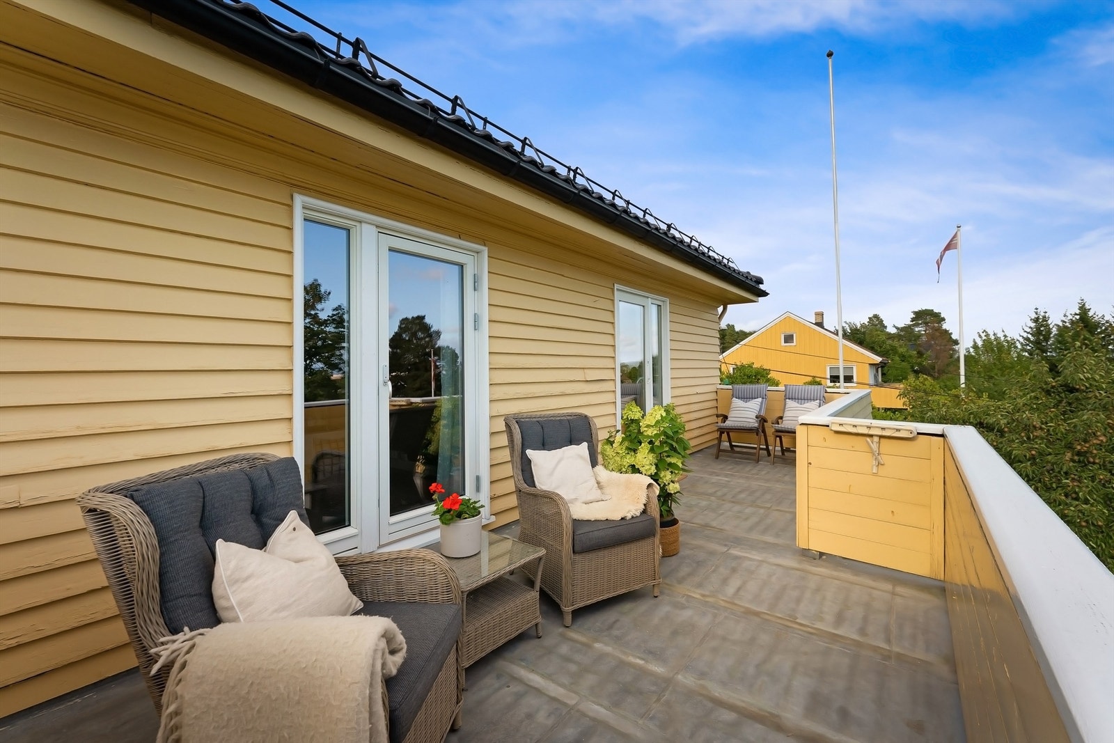 Balkong med utgang fra TV-stue og ett av soverommene i 2. etasje Galleribilde