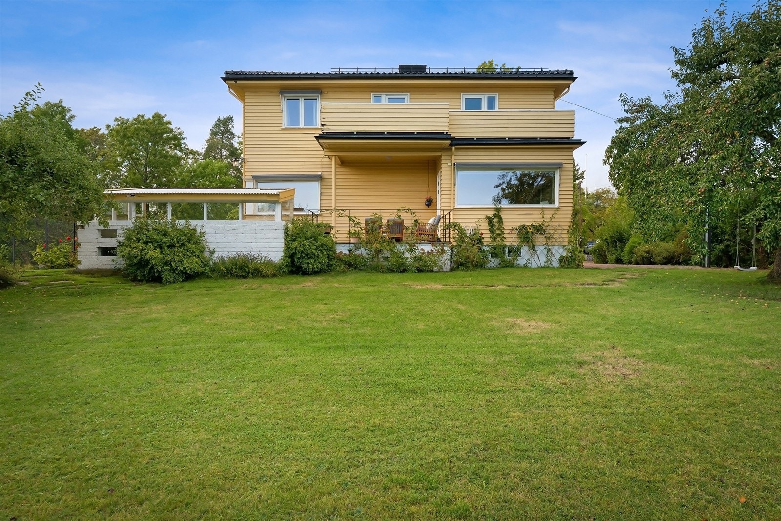 Nydelig hage med gode solforhold - perfekt for lek og moro Galleribilde