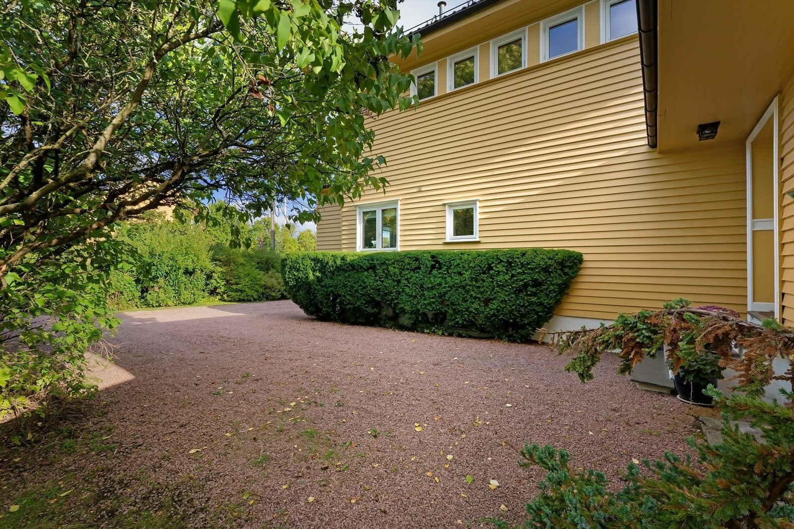 Boligen har gruslagt gårdsplass og garasje Galleribilde