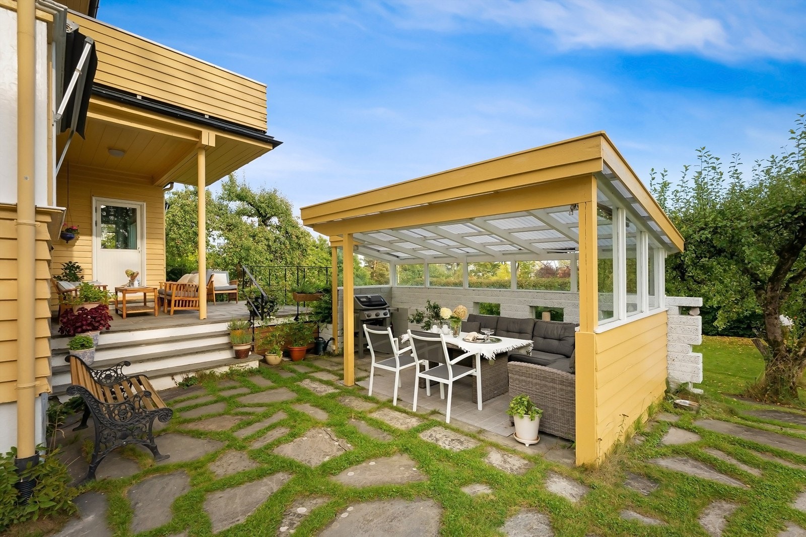 Utvendig har boligen hyggelige uteplasser både i 1. etasje og 2. etasje samt en nydelig hage med gode solforhold - perfekt for lek og moro Galleribilde