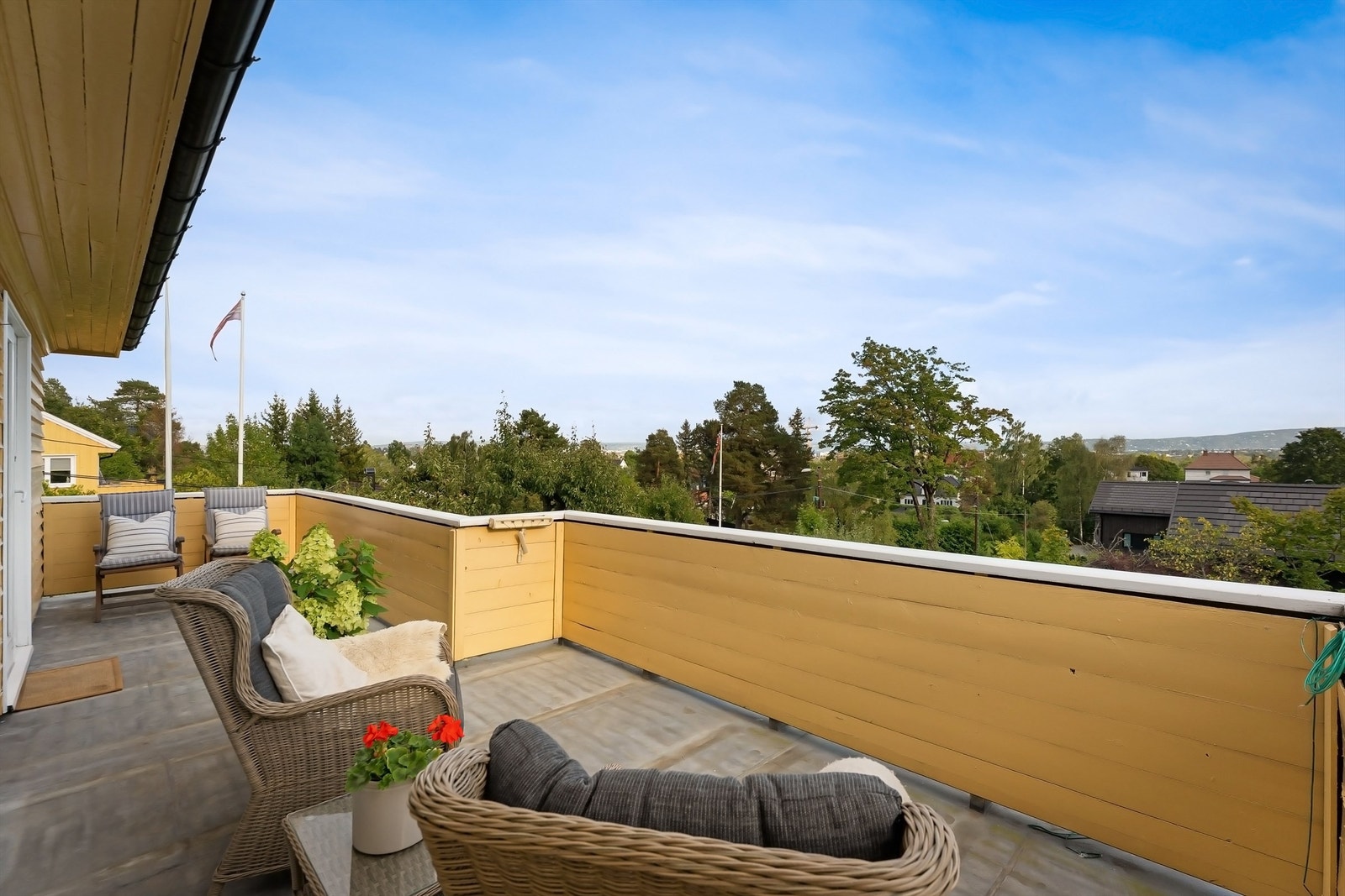 Attraktiv beliggenhet med gode solforhold og flott utsikt Galleribilde