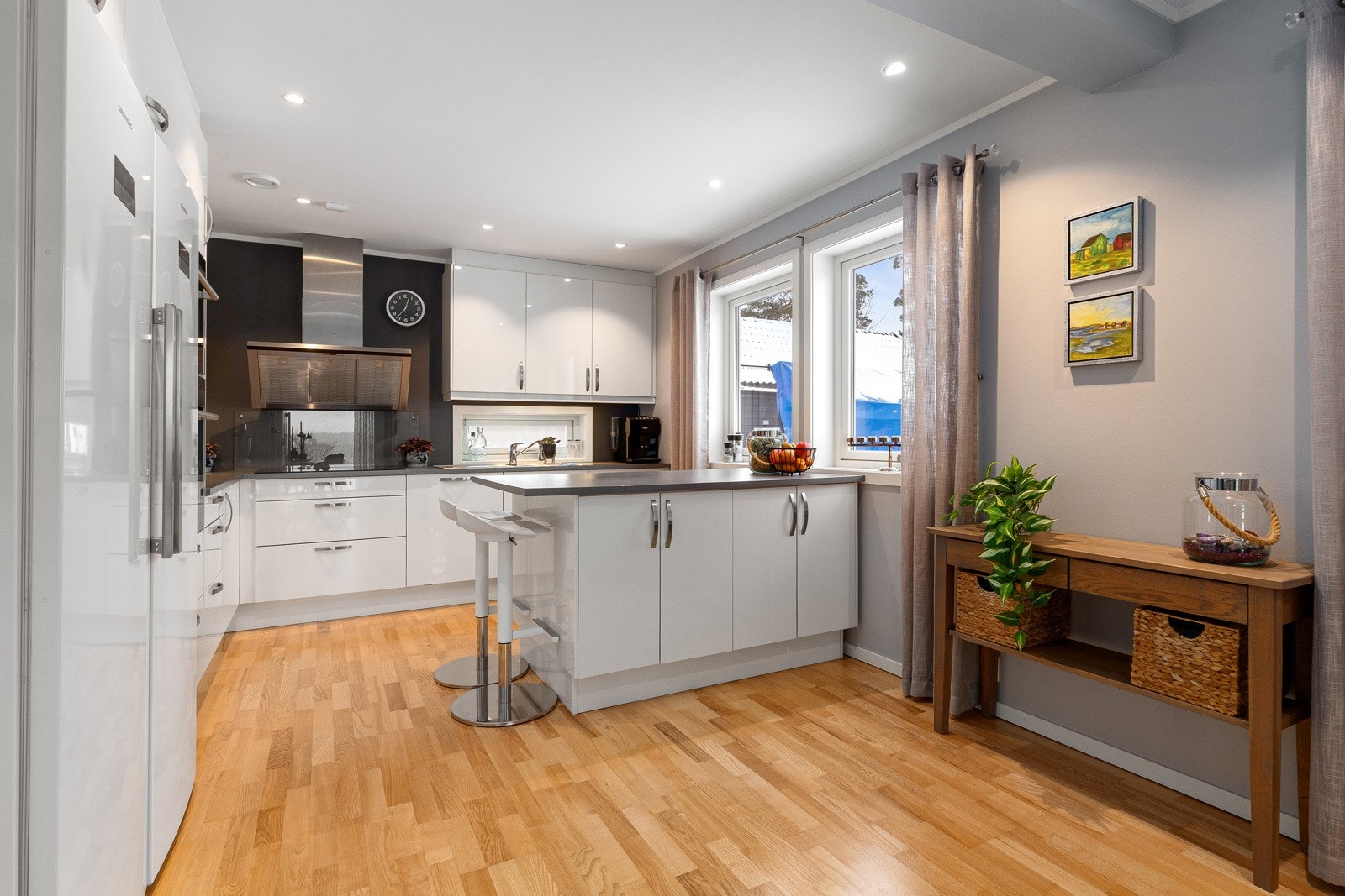 1. etasje: Stort og tiltalende kjøkken med egen øy Galleribilde