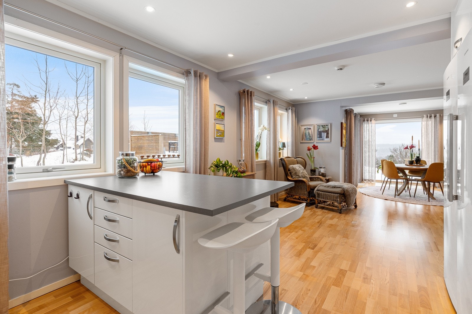 1. etasje: På kjøkken og i stuen er det satt inn mange store vinduer som slipper lyset inn i tillegg til at du kan nyte utsikten innenfra Galleribilde