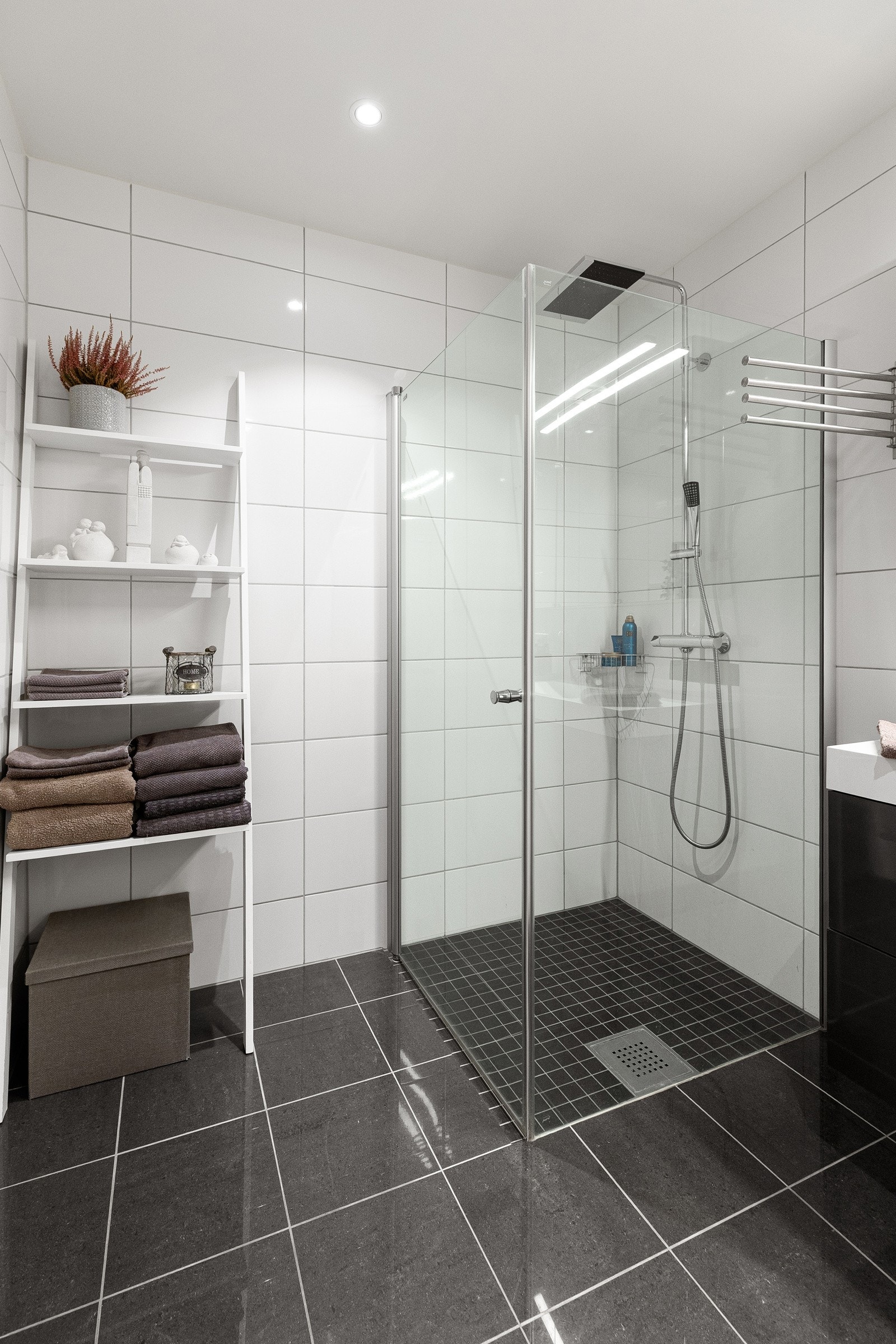 1. etasje: Dusjhjørne og vegghengt klosett Galleribilde