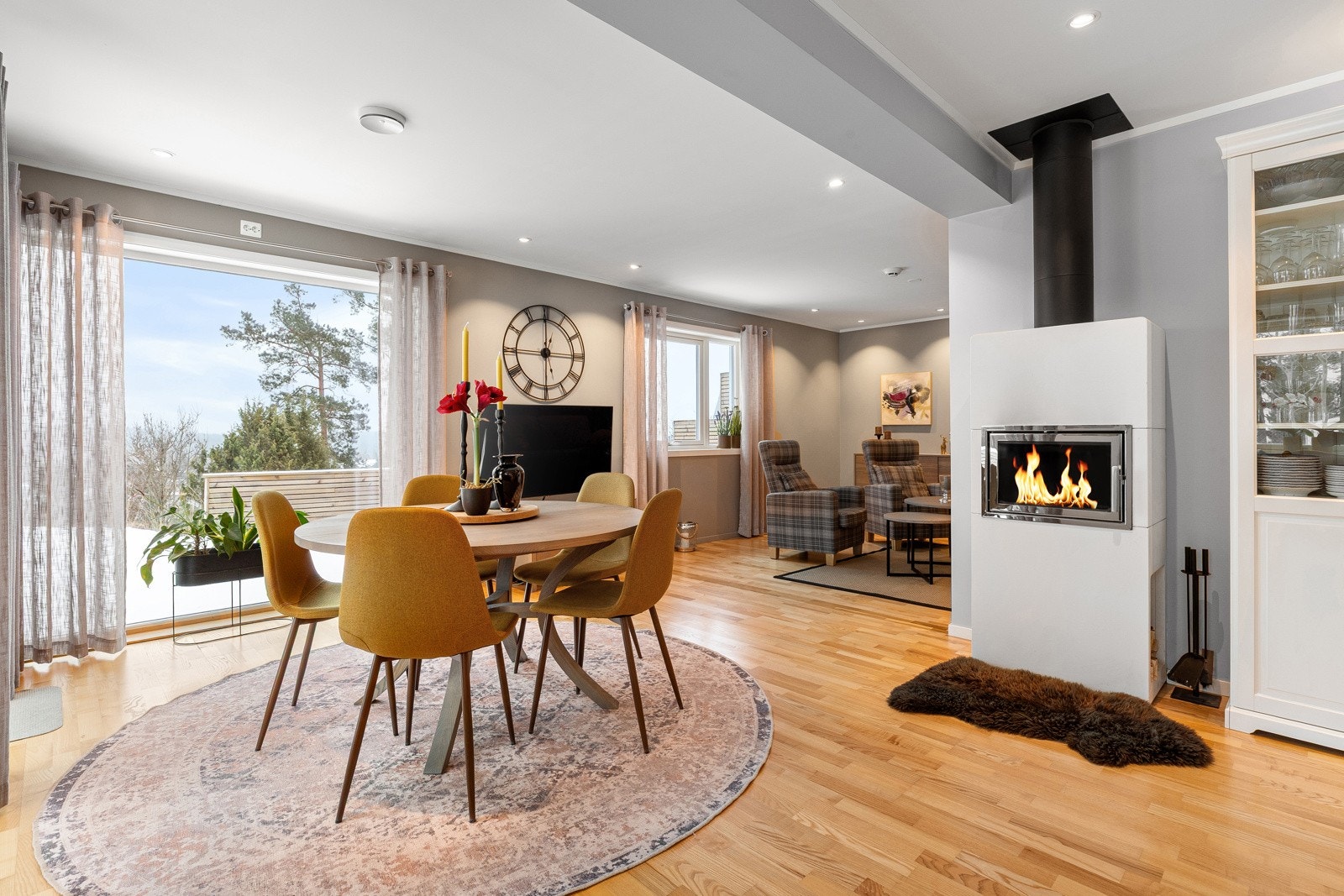 1. etasje: Meget flott peis som passer perfekt på kalde vinterdager Galleribilde