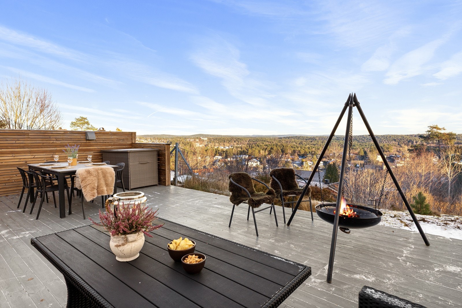 Meget tiltalende tomannsbolig med fantastisk flott utsikt. Velkommen til visning i Stangåsveien 23 C! Galleribilde