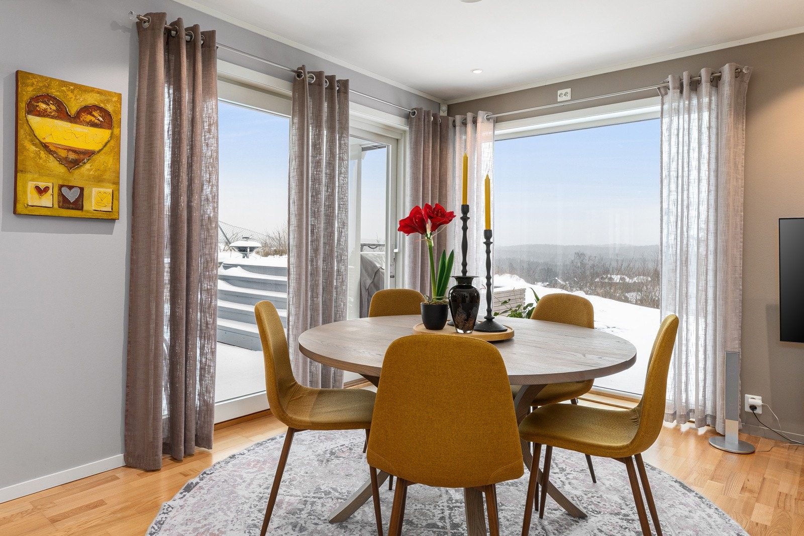 1. etasje: Fra spisestue kan du nyte utsikten via store vinduer som går fra gulv til tak Galleribilde