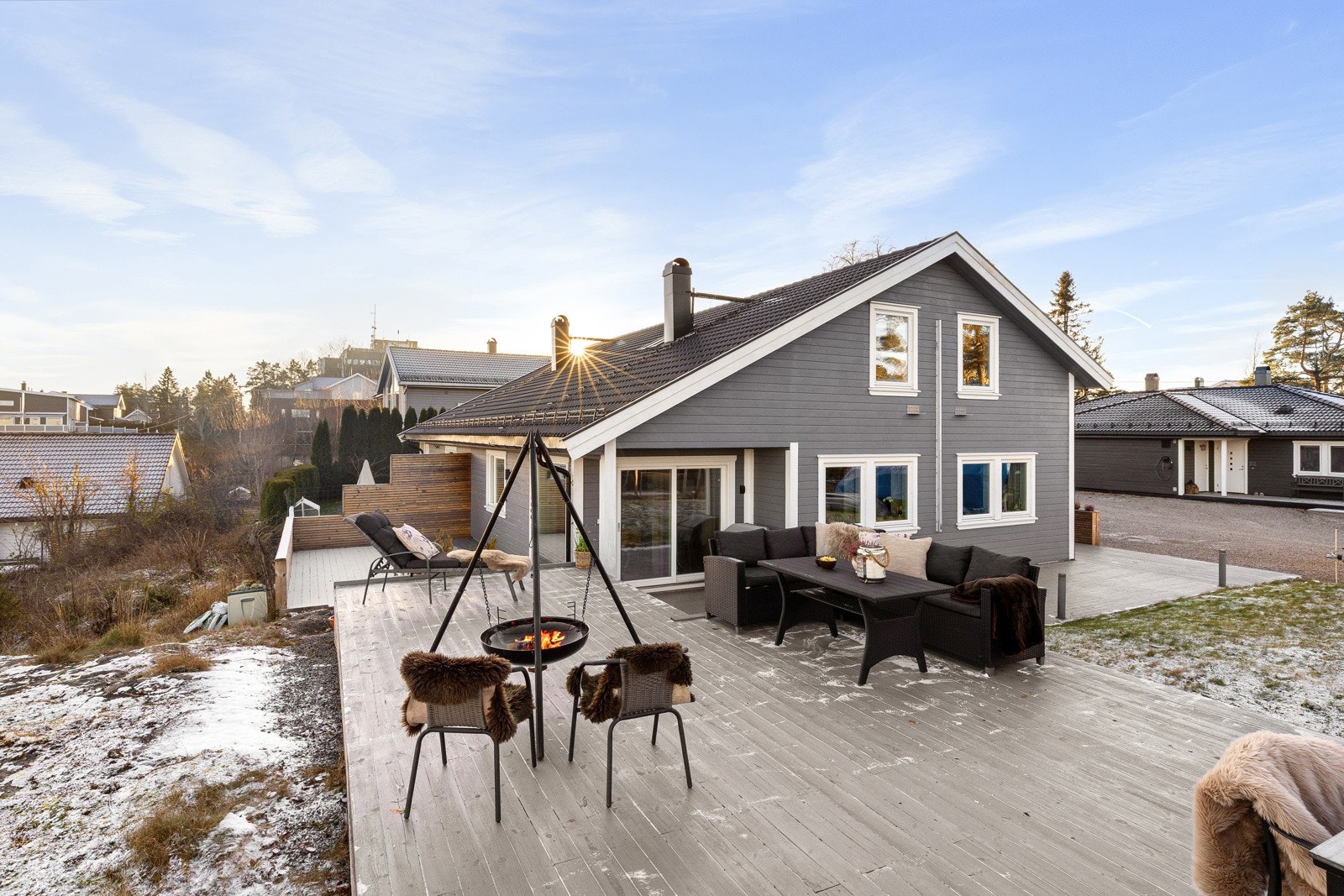 Boligen ligger tilbaketrukket i andre rekke fra Stangåsveien Galleribilde