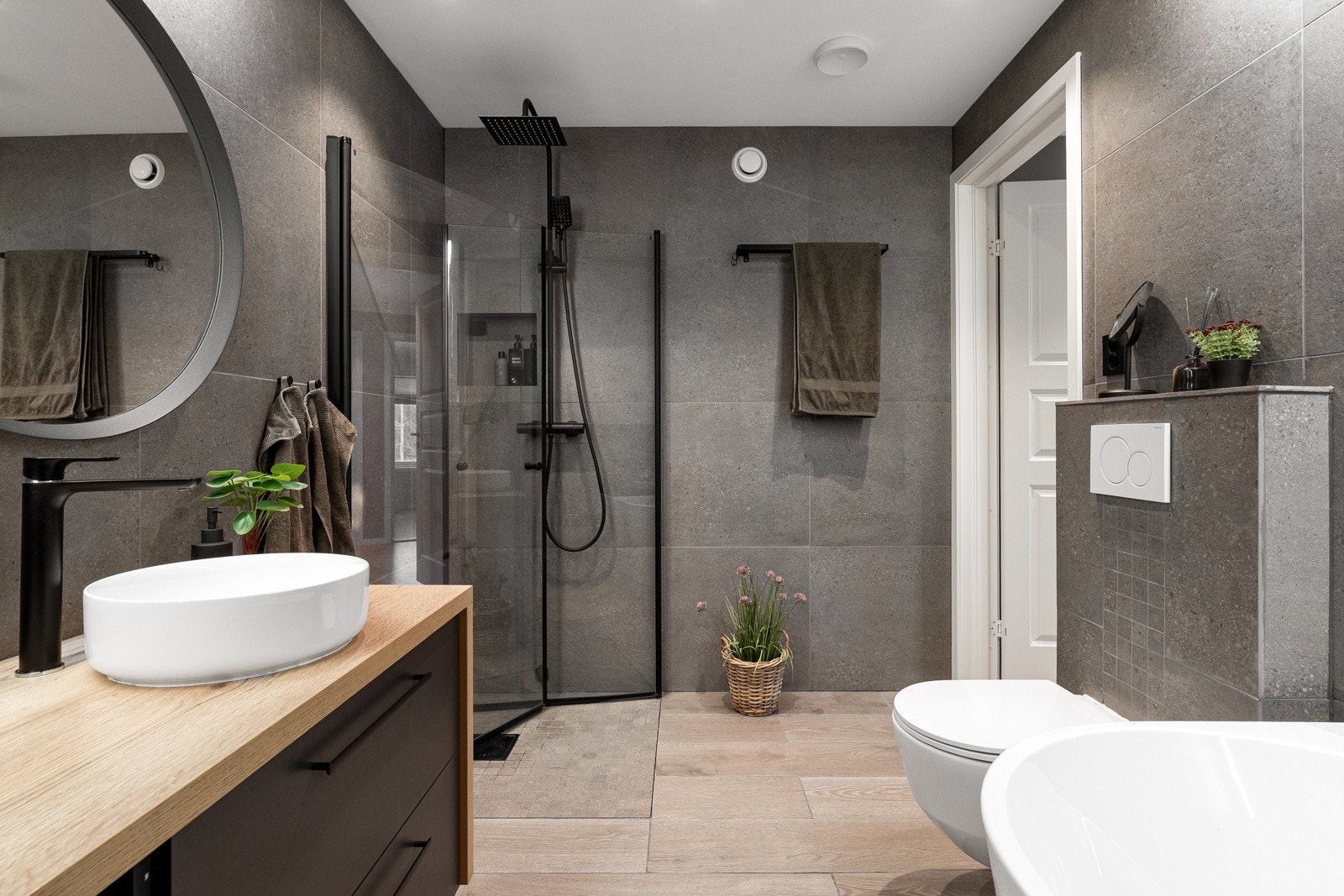 2. etasje: Vegghengt klosett og dusjhjørne med innfellbare dusjvegger og regnfallsdusj Galleribilde