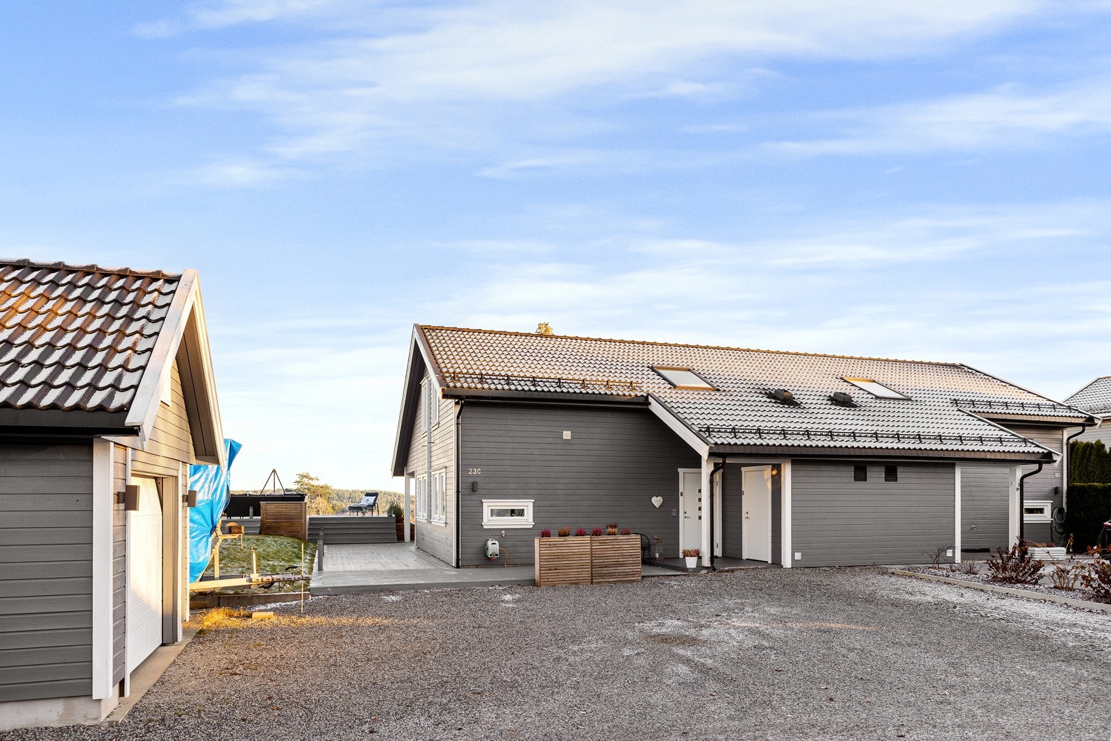 Stor gårdsplass til mange biler i tillegg til garasje med lagringsplass på hemsen Galleribilde