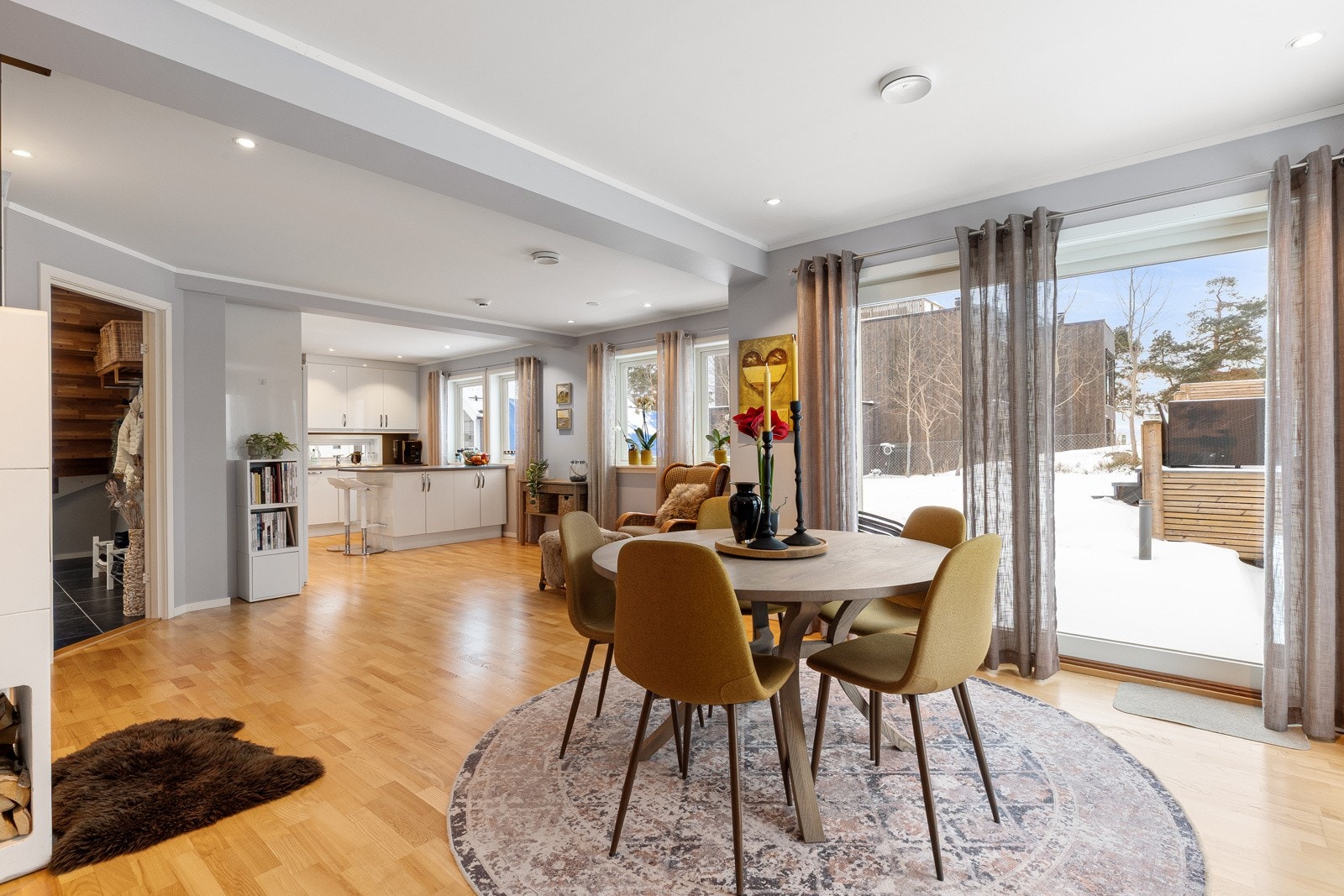 1. etasje: Stue, spisestue og kjøkken ligger i åpen løsning. Dette gir en veldig god romfølelse Galleribilde