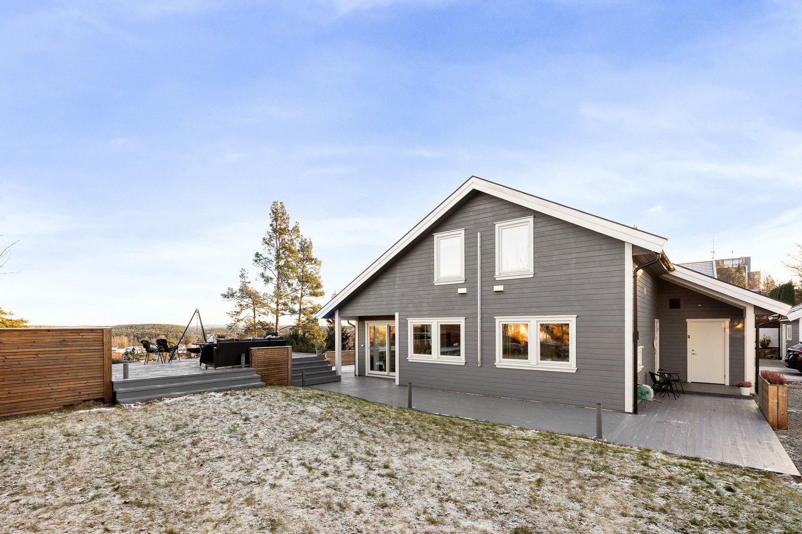 Hagen en pent opparbeidet med god plass til trampoline, fotball og lek Galleribilde