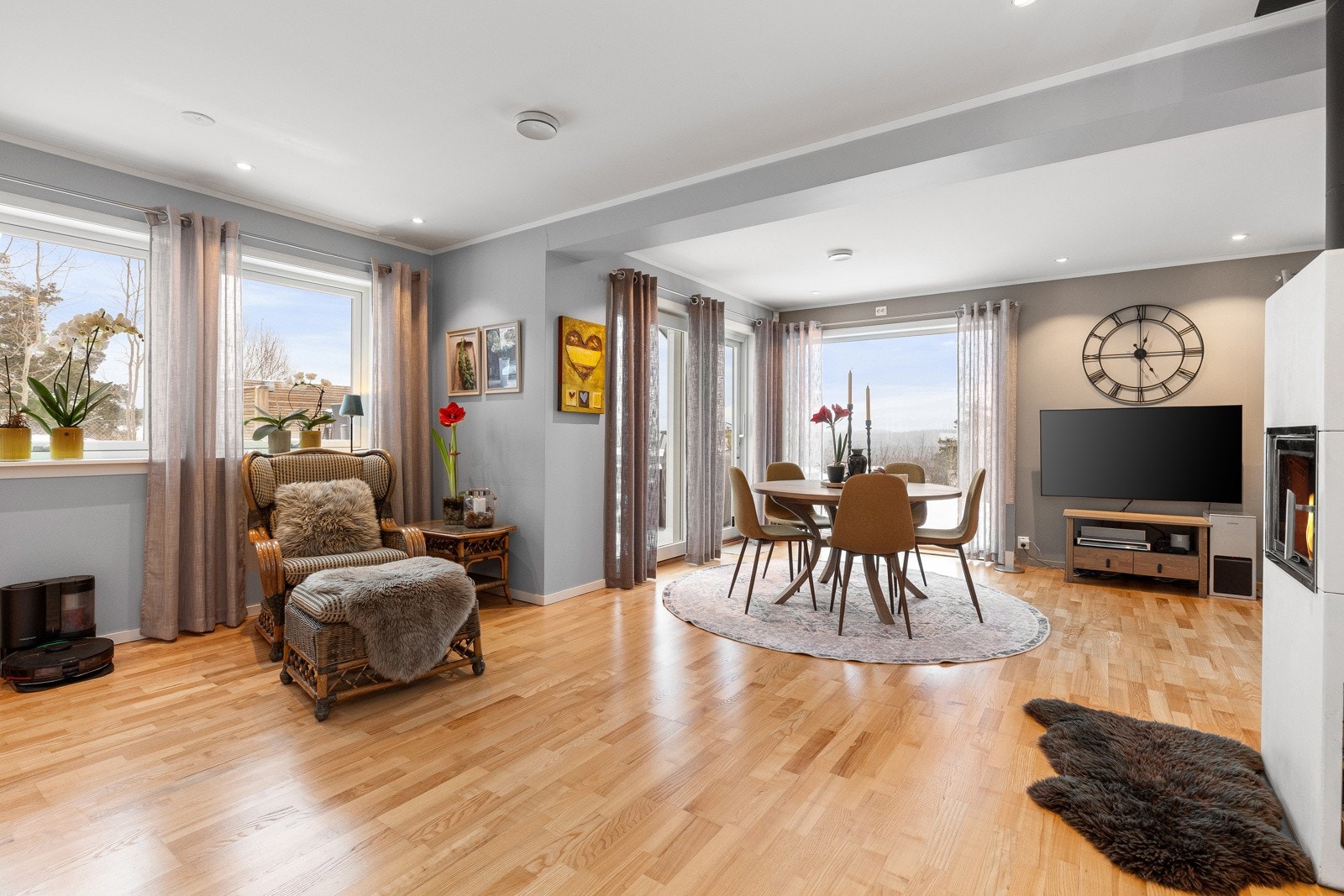 1. etasje: Moderne farger og materialvalg Galleribilde