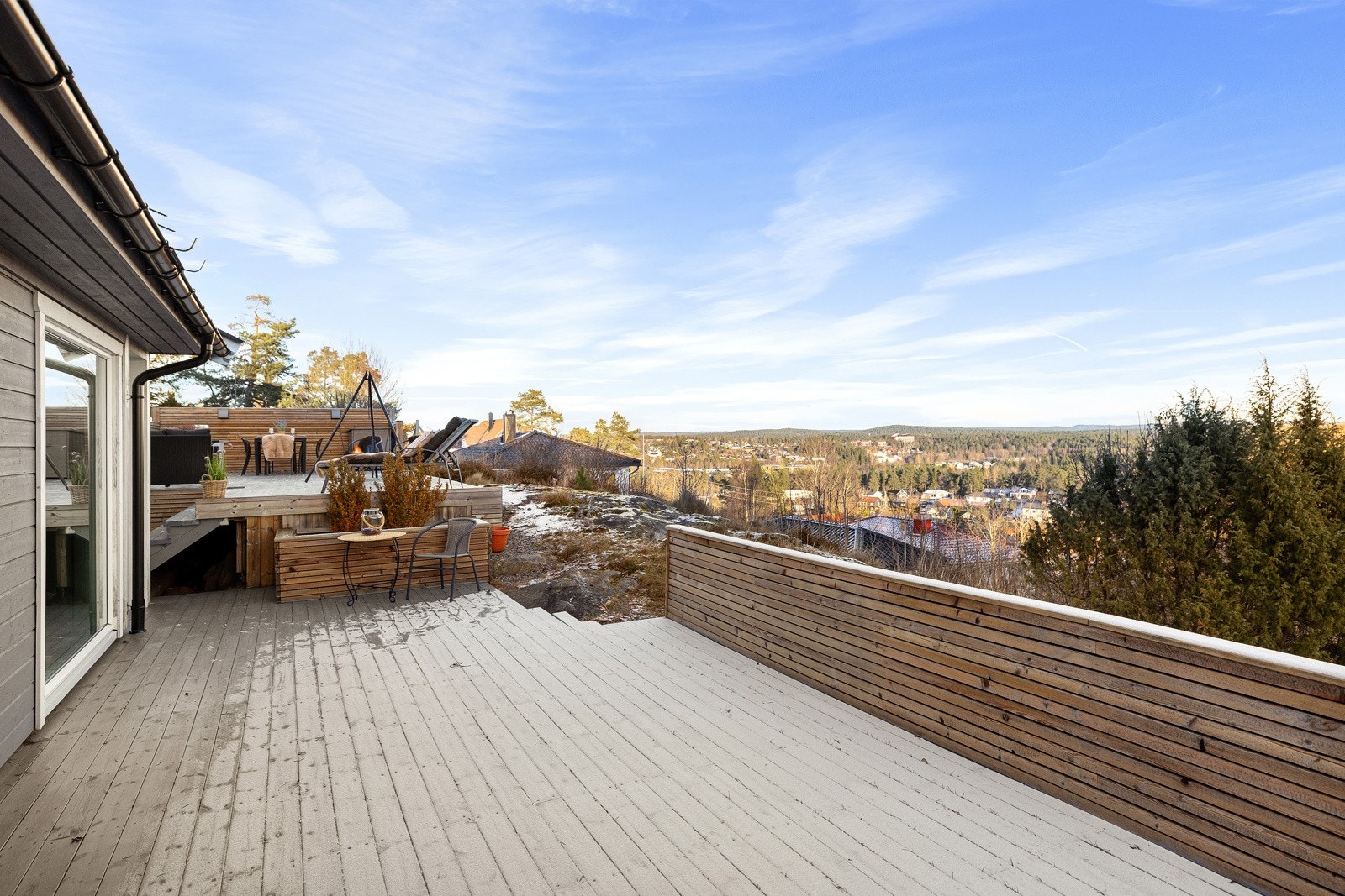 Terrassen er delt opp i flere soner. Dette er terrassen som ligger utenfor stuen Galleribilde