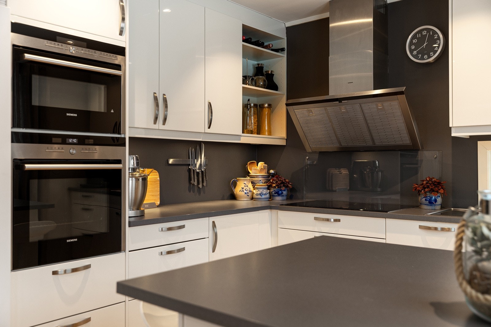 1. etasje: To integrerte ovner hvor den ene har mikrofunksjon. I tillegg er det integrert oppvaskmaskin og ventilator Galleribilde