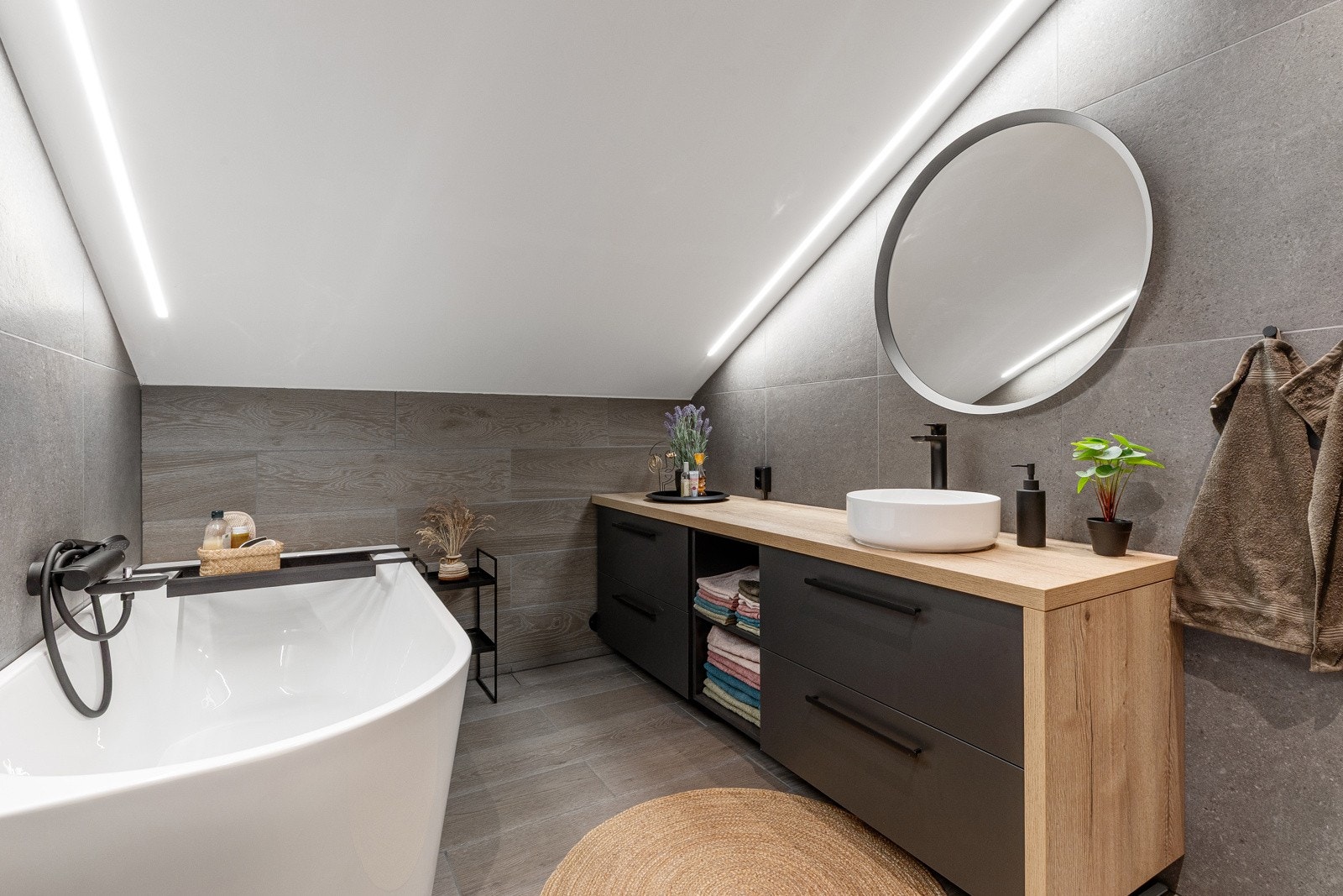 2. etasje: Nyere og meget tiltalende bad oppført i 2021. Stor baderomsinnredning, speil med belysning og badekar Galleribilde