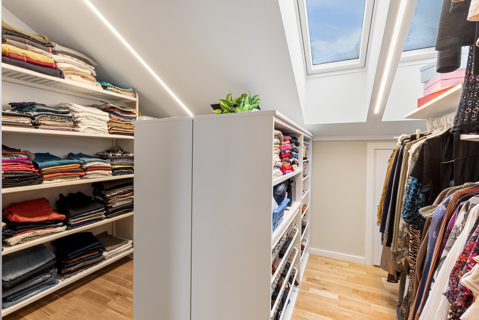 2. etasje: Fra gangen i 2. etasje har du et praktisk og flott walk-in closet med takvindu Galleribilde