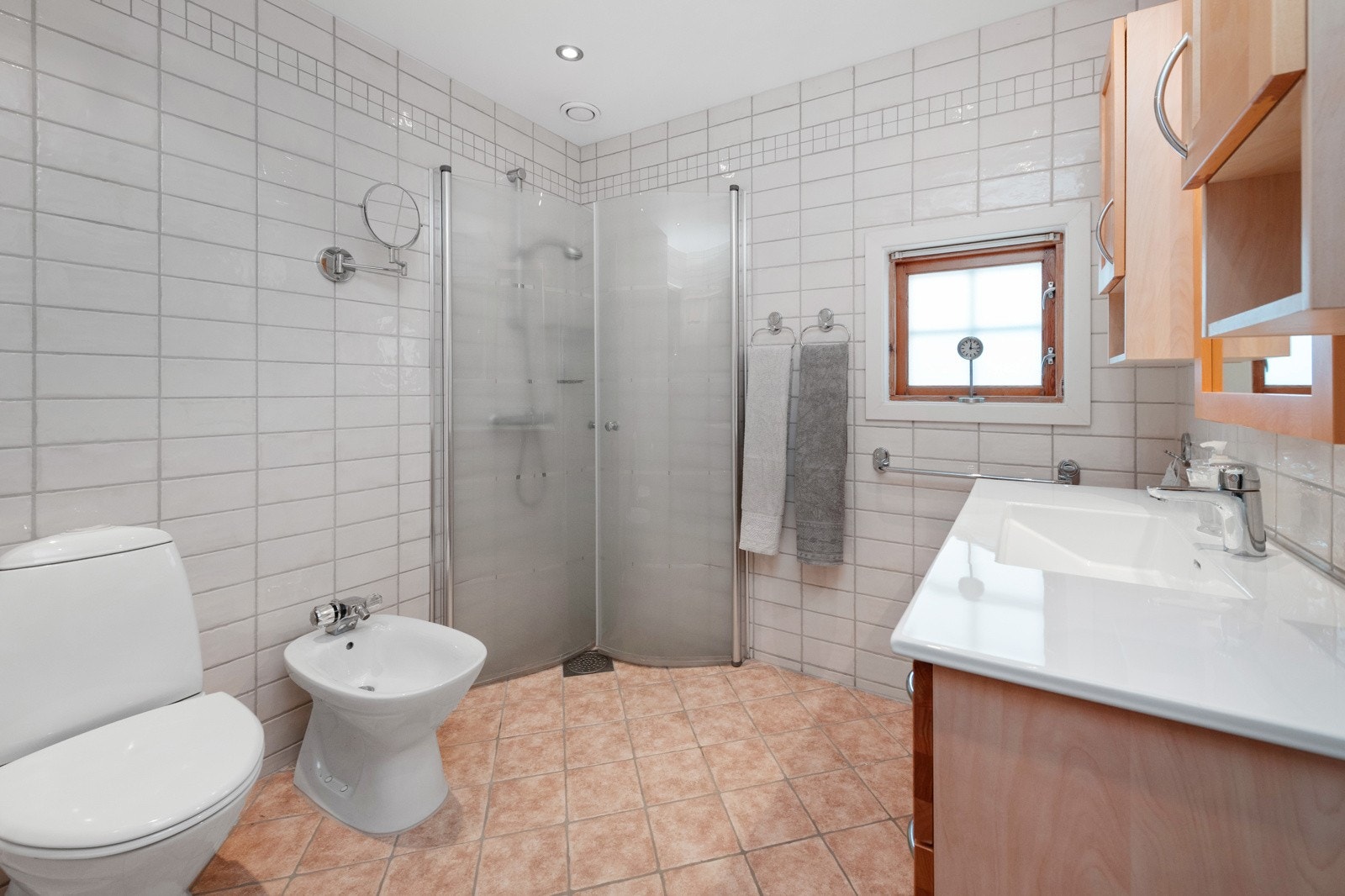 Badet i 2. etasje er flislagt på gulv og vegger Galleribilde