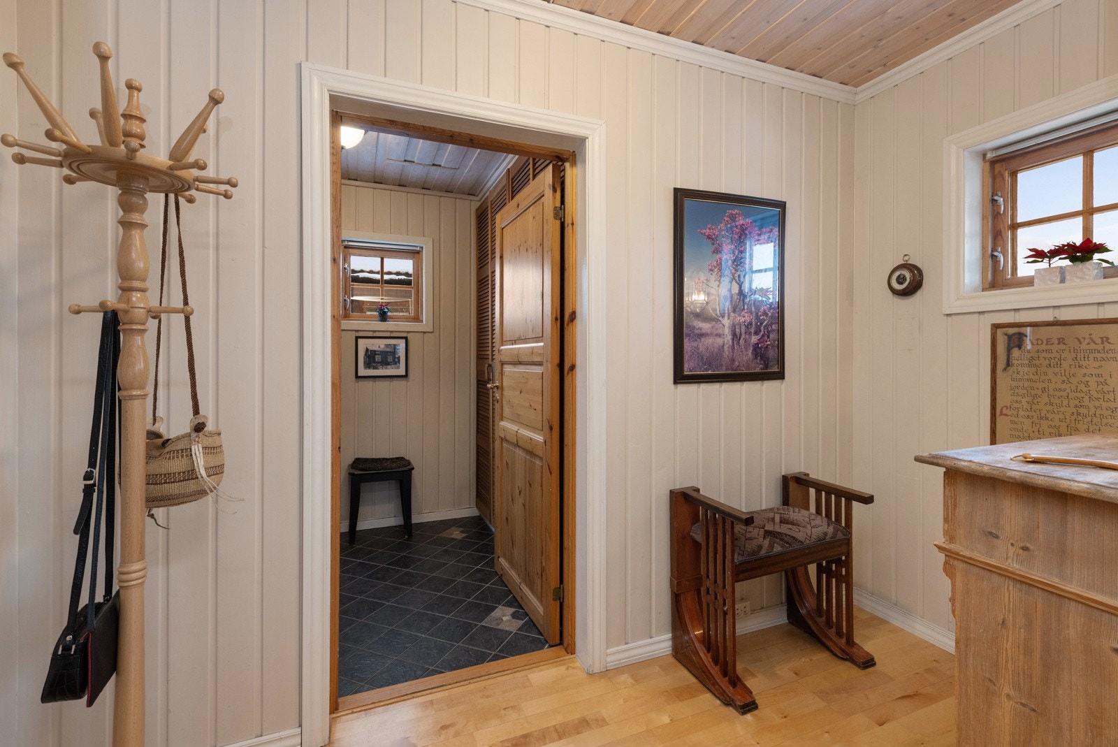 Fra entré er det videre adkomst til mellomgang tilrettelegger for videre oppbevaring. Galleribilde