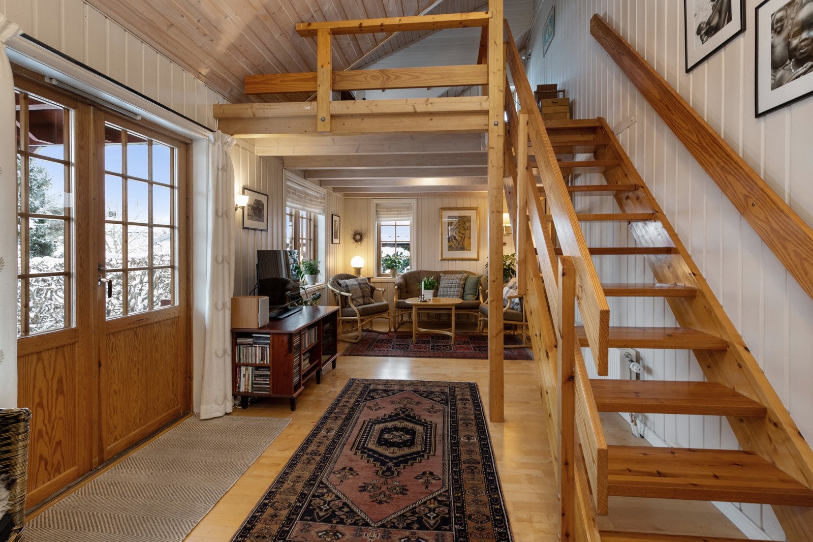 Velkommen inn! Forstuen og hems i tilbygget har "kreative" og fine løsninger fra arkitekt Eivind Eriksen Galleribilde