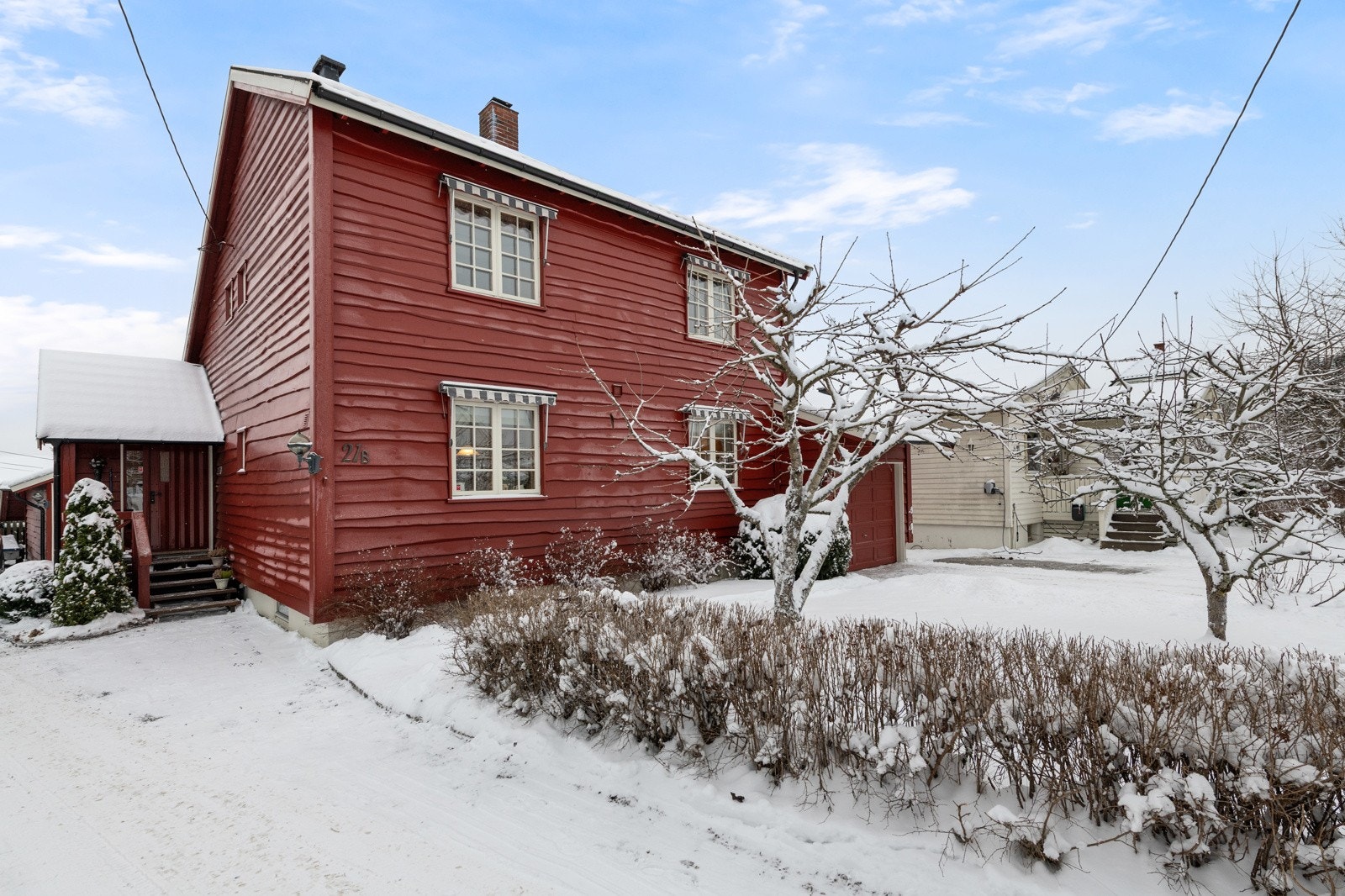 Vi i Lokalmegleren & Partners har gleden av å presentere Lysneveien 21: En innholdsrik og påbygget på enebolig med høy sjarmfaktor på populære Hebekk. Galleribilde