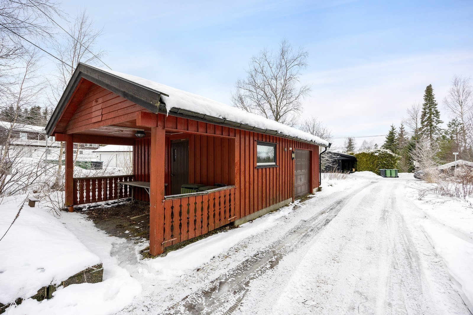 I tillegg er det overbygd uteplass i andre enden av garasjebygget. Galleribilde