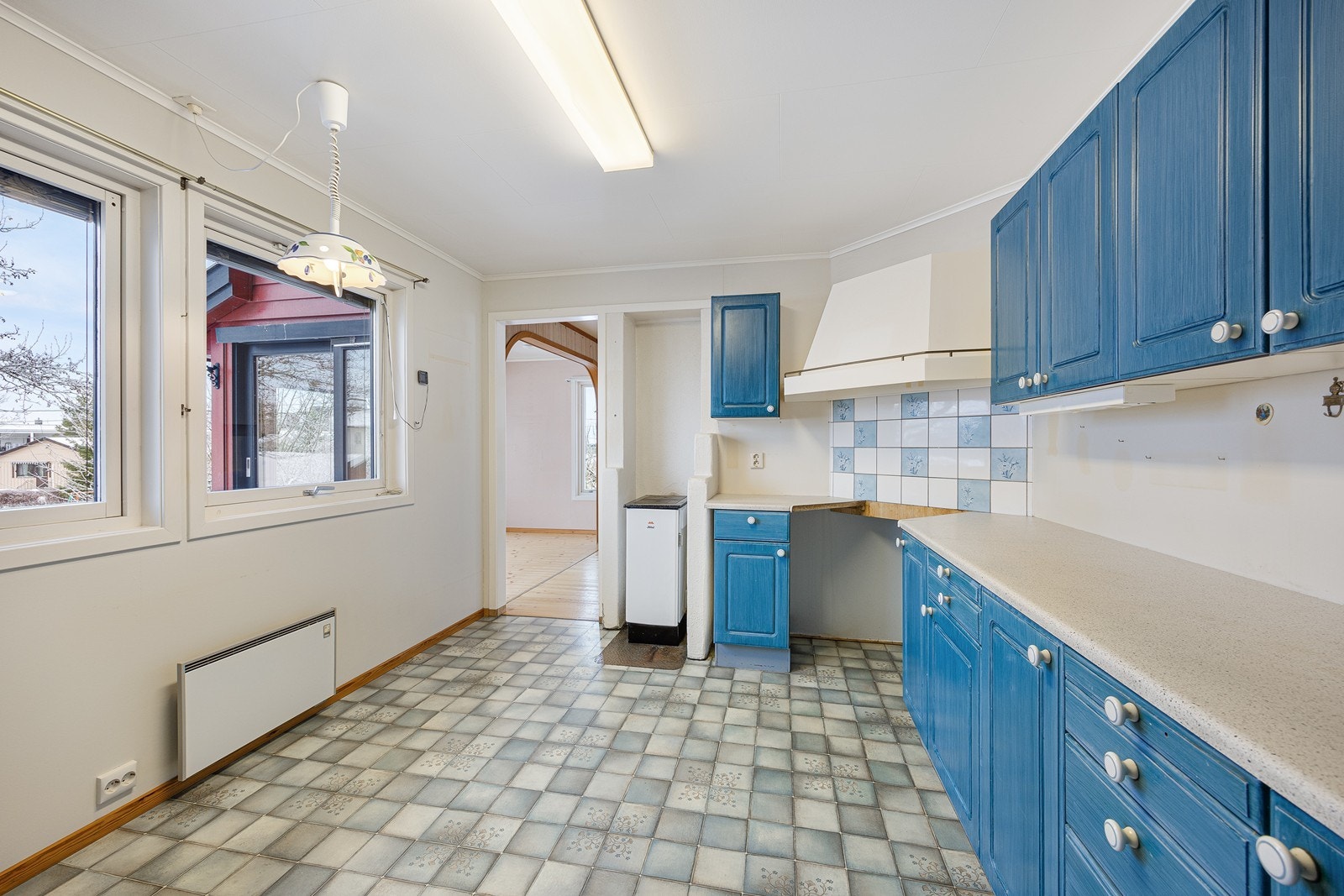 Innredningen er montert i L-form og har profilerte fronter med laminatbenkeplate. Galleribilde