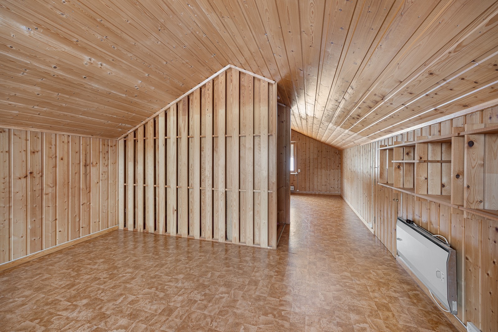 Boligen har et koselig innredet rom i 2. etasje med godt potensial. Rommet er ikke omsøkt bruksendret og godkjent av kommunen. Galleribilde