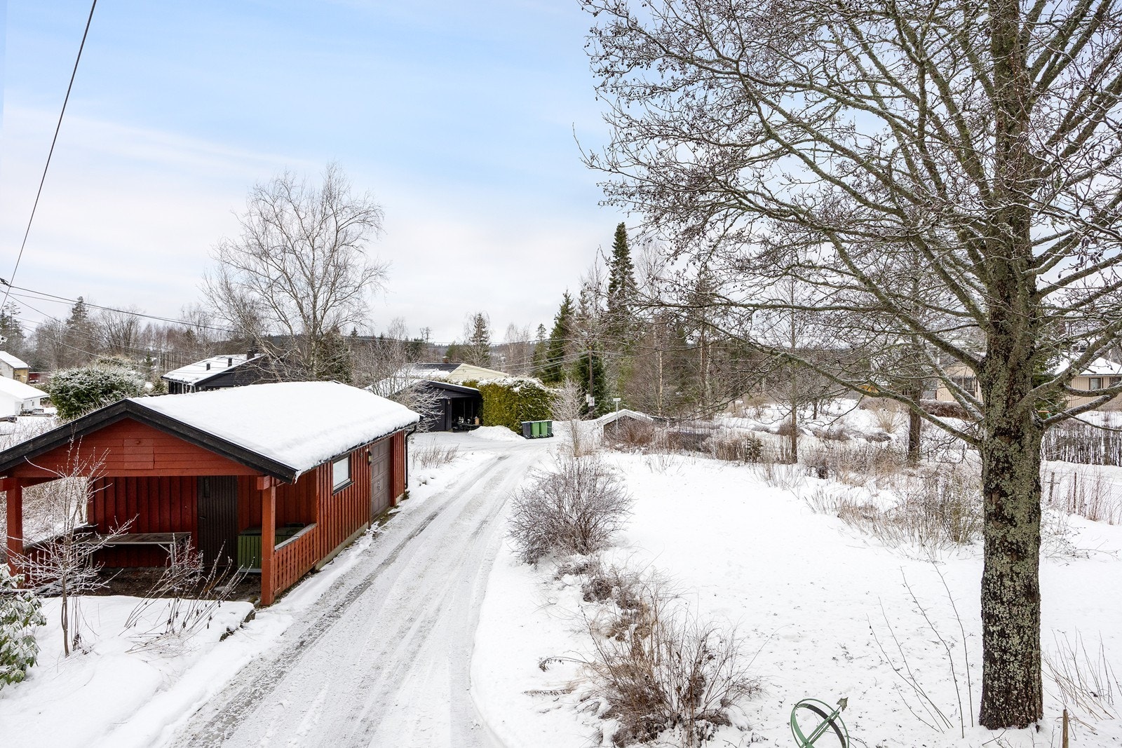 Tomten er opparbeidet med plenarealer, beplantning og trær. Galleribilde