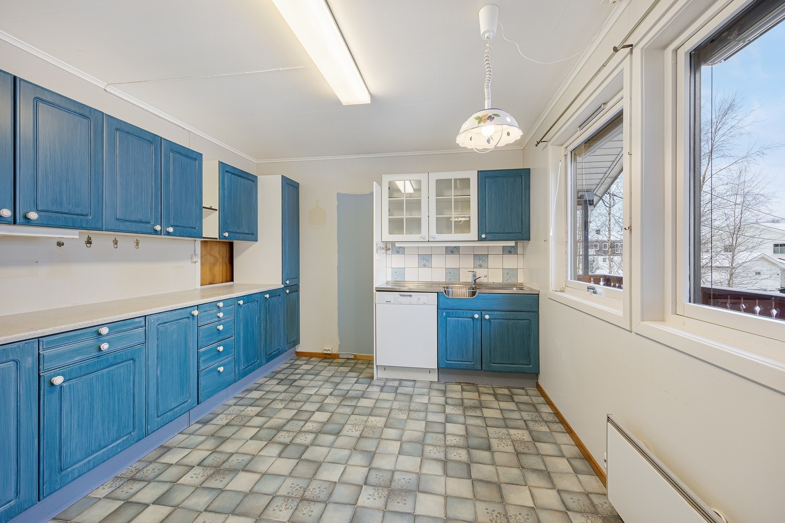 Kjøkkenet ligger i eget rom og fremstår som romslig, med god plass til spisebord. Galleribilde