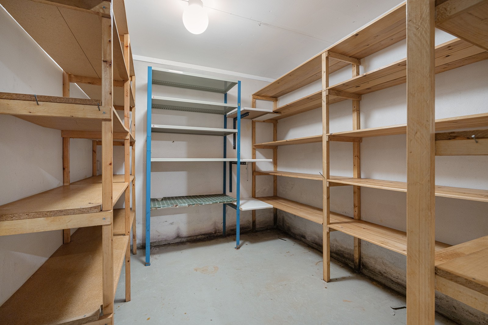 Underetasjen byr på også på en praktisk bod med hylleløsninger. Galleribilde