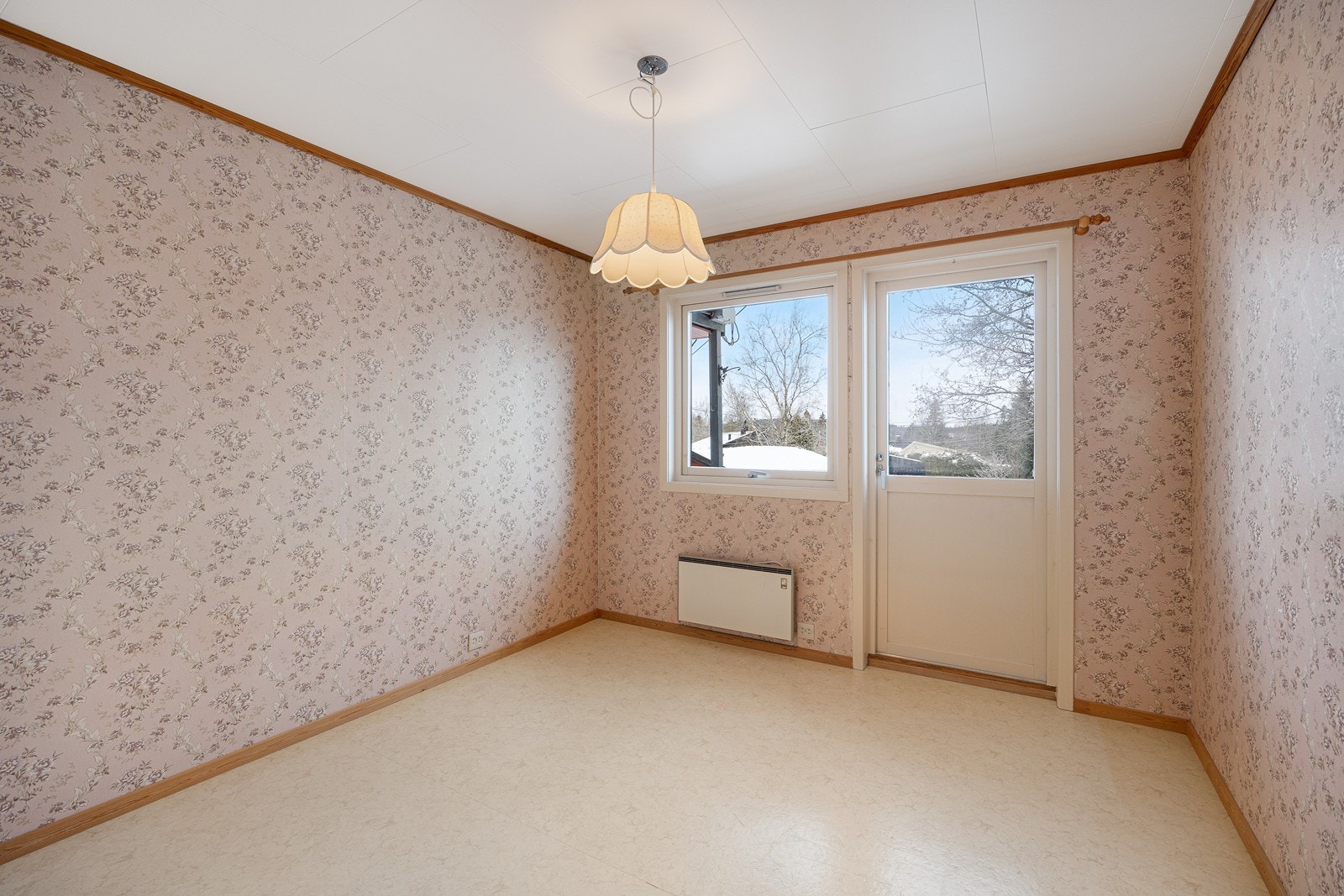 Fra ett av soverommene i hovedetasjen er det utgang til verandaen. Galleribilde