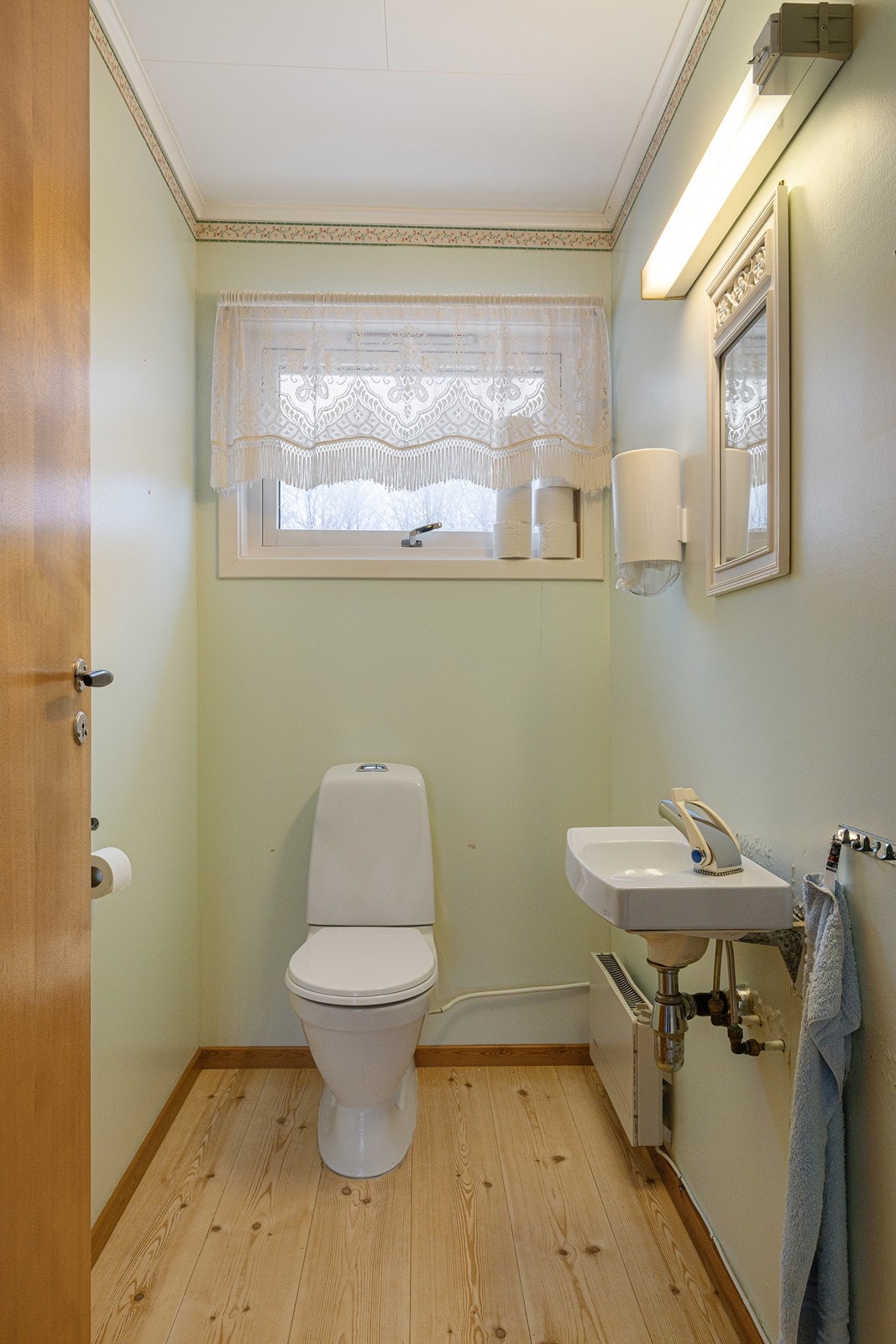 Toalettrommet har enkel servant og gulvmontert toalett. Galleribilde