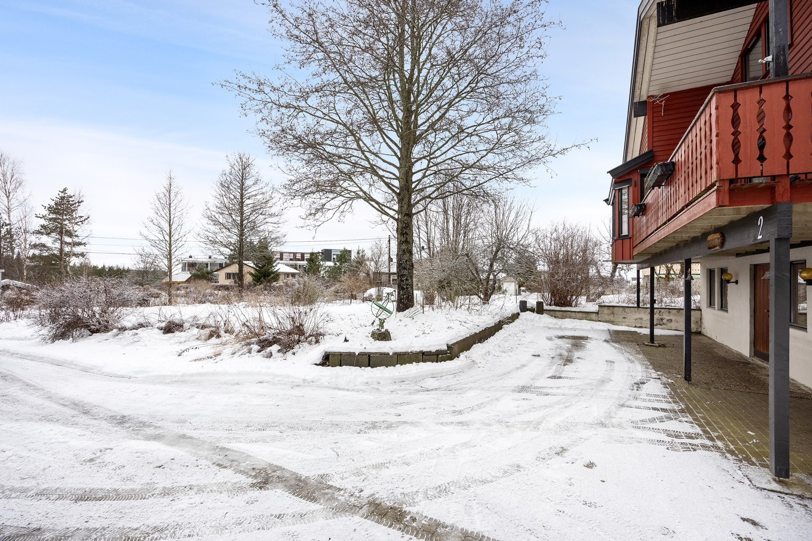 Tomten er på nesten 1 267 kvm og har god boltreplass. Galleribilde