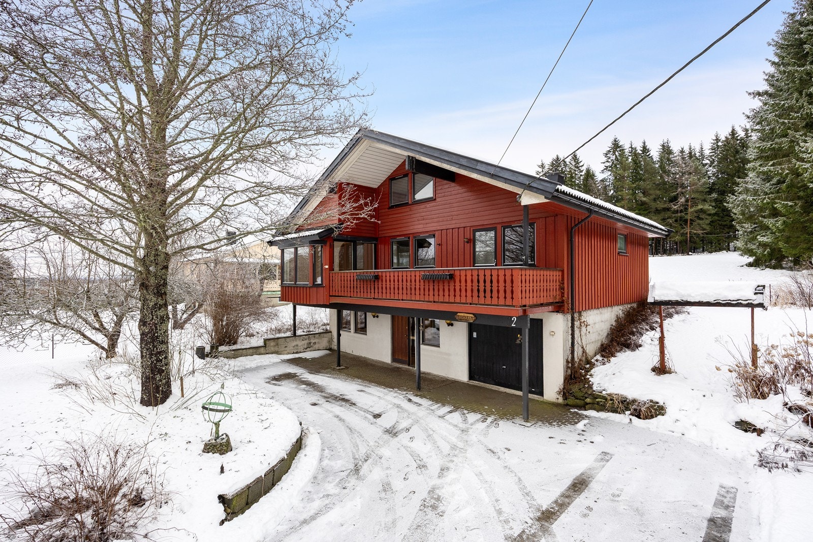 Tomten grenser mot skogen i bakkant noe som gir en skjermet og fredelig atmosfære. Galleribilde