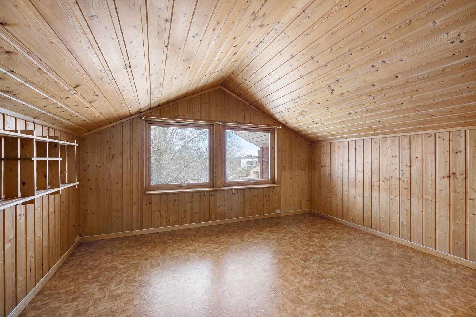 Rommet har mønet tak og gjennomgående lysinnslipp. Galleribilde