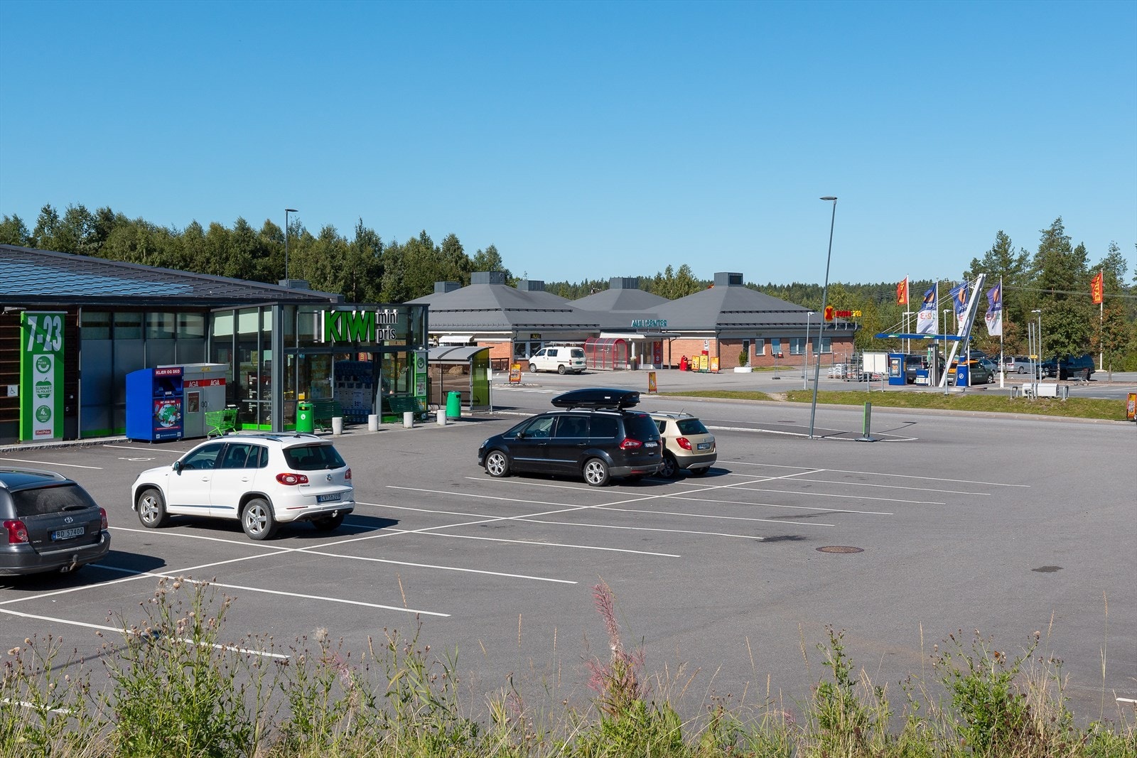 Dagligvarehandelen kan gjøres ved Auli Senter - her finnes også flere butikker. Galleribilde