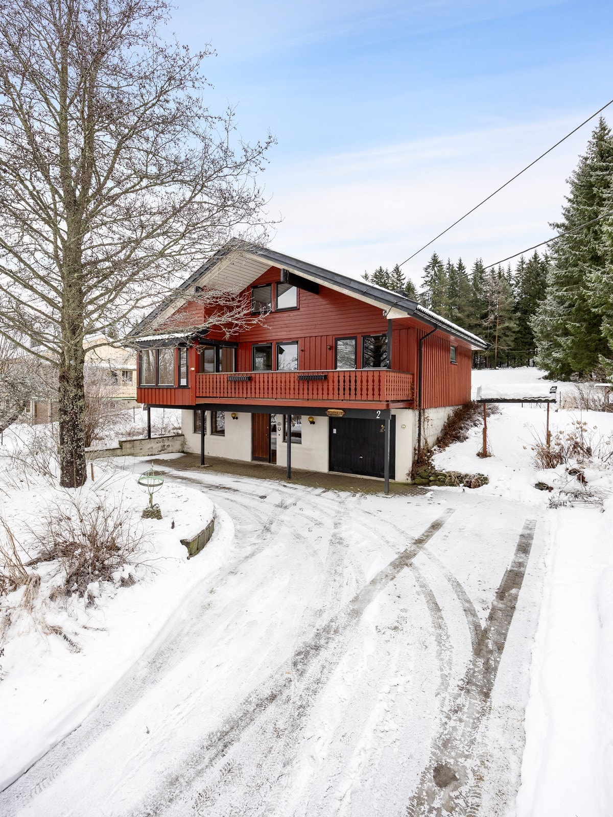 Boligen ligger fint til i et rolig boligområde nederst på Aulifeltet i Nes kommune. Galleribilde