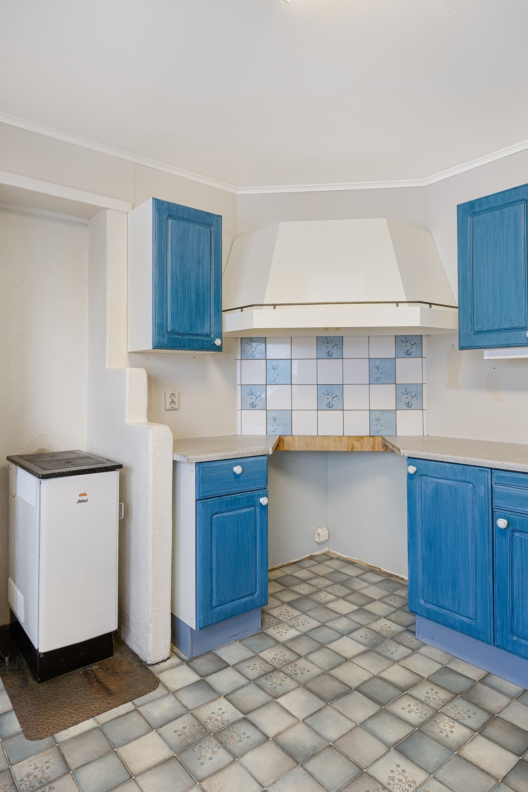 Kjøkkenet er også utstyrt med en Jøtul vedfyrt komfyr, i tillegg til den avsatte plassen til komfyr. Galleribilde