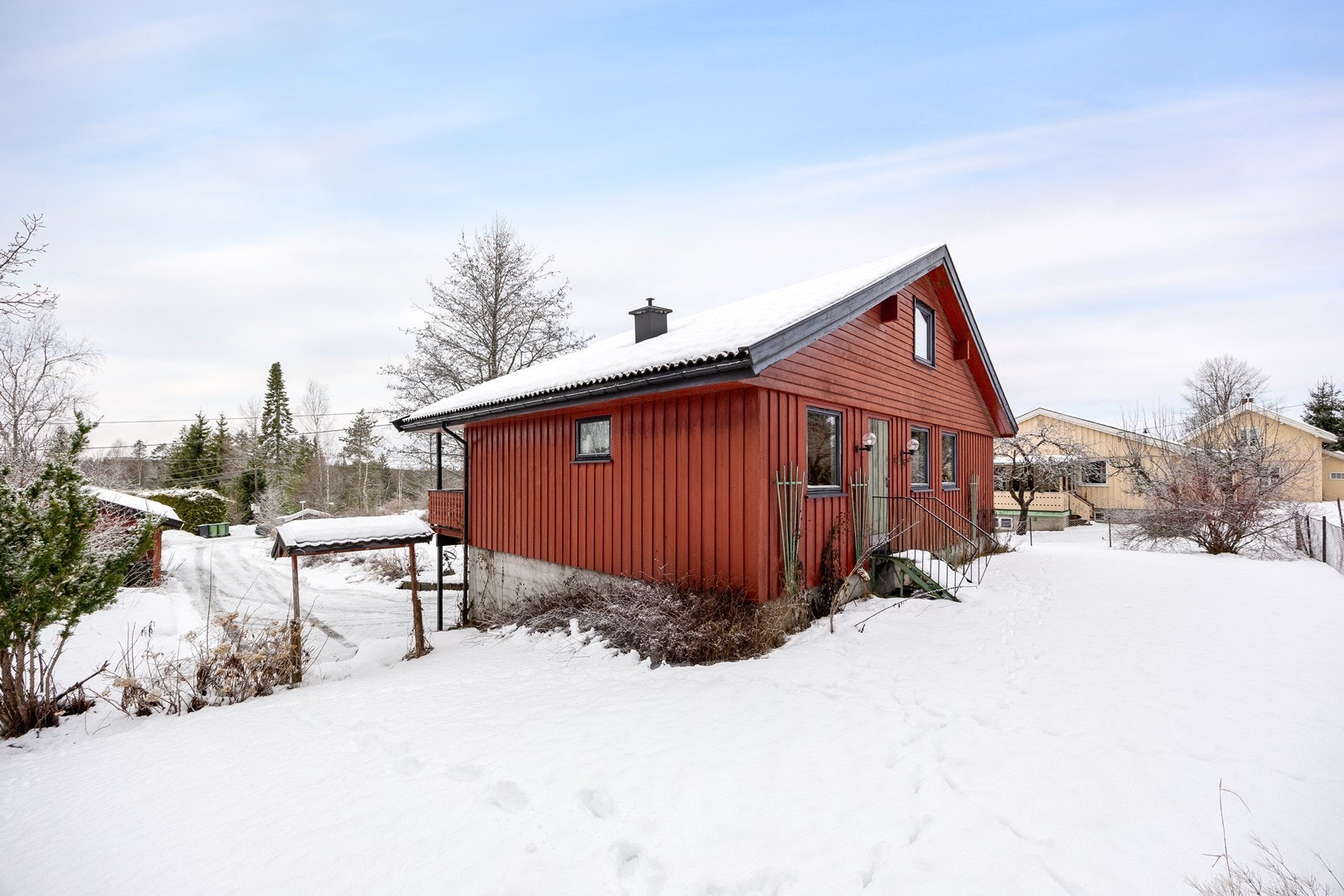 Eneboligen har inngang både i underetasjen og i første etasje - samt direkte adkomst fra garasjen via bad/vaskerom. Galleribilde