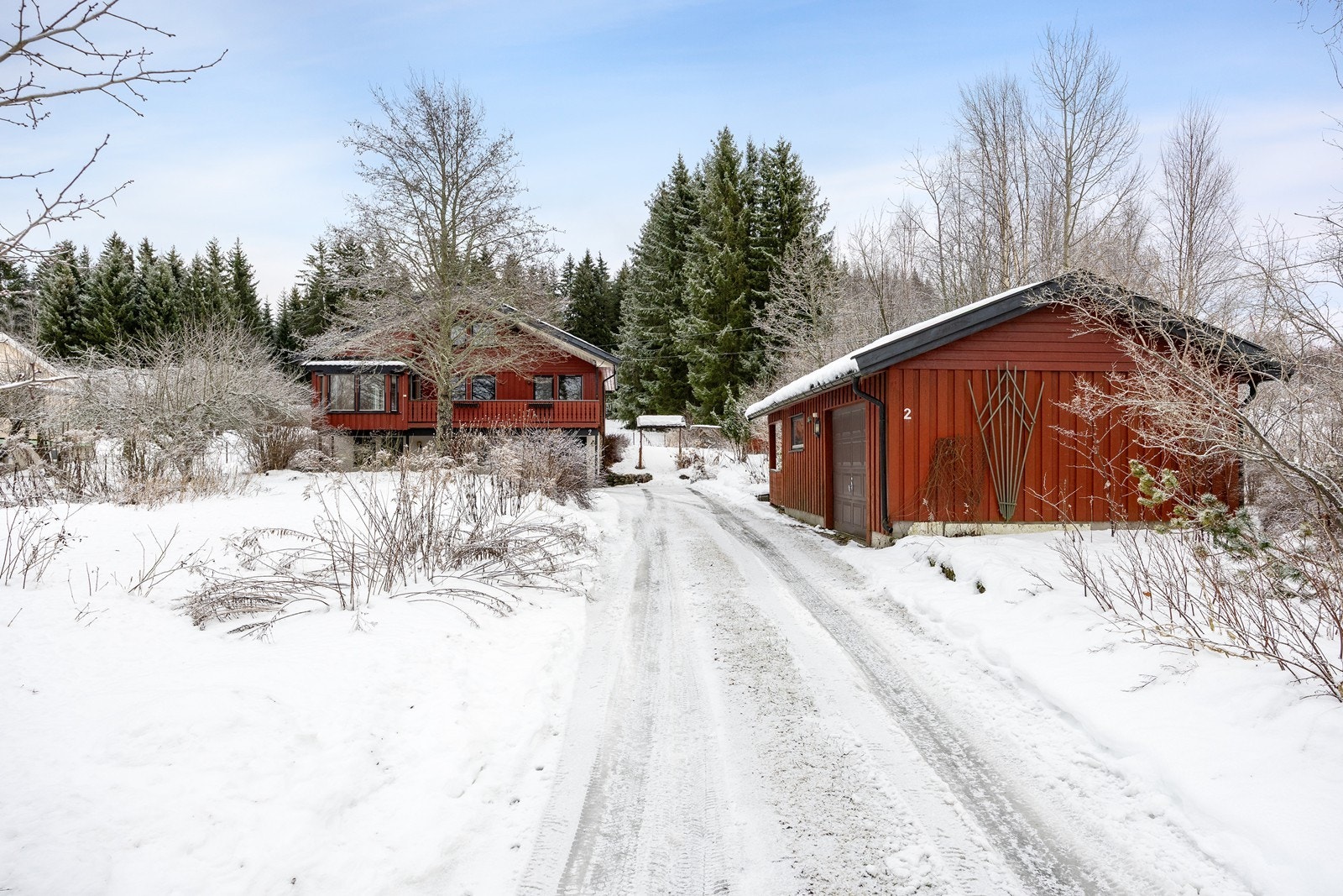 Boligen har integrert garasje - i tillegg ligger også en frittstående garasje på eiendommen. Galleribilde
