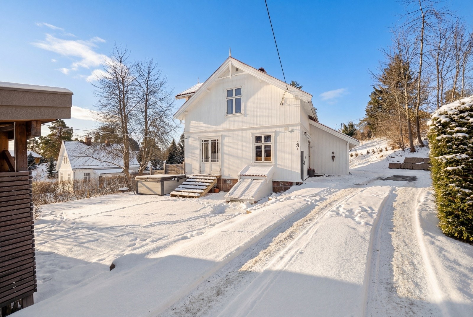 Eiendommen ligger med ca. 3 minutters gange fra Sætre Nærsenter og sentrum. Galleribilde