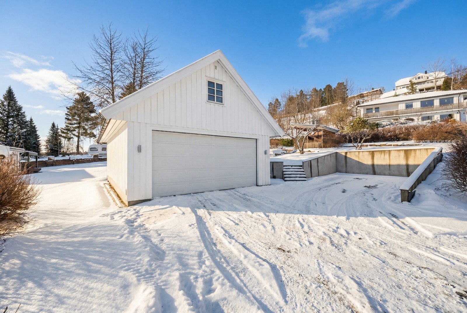 På eiendommen er det oppført en romslig dobbelgarasje med lagringsloft. Galleribilde
