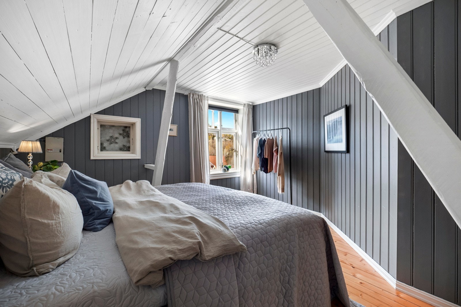 Romslig og koselig hovedsoverom Galleribilde