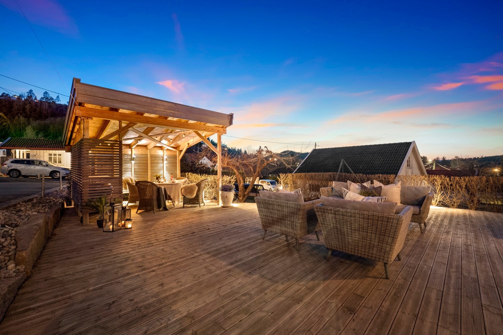 Eiendommen har flott tomt med fine uteplasser. Galleribilde